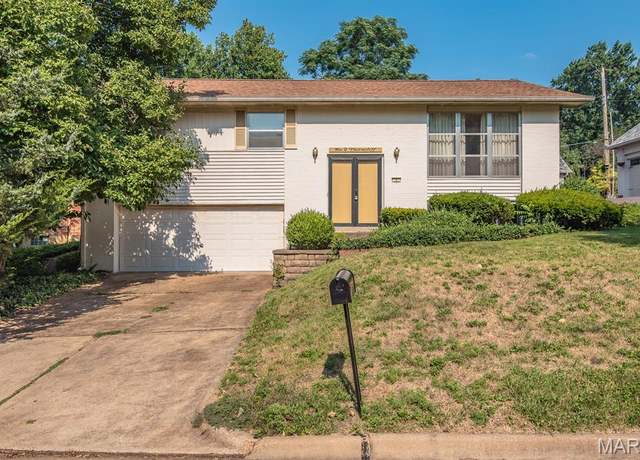 Property at 2 Thorncliff Ln, Kirkwood, MO 63122, 4 beds, 2.5 baths