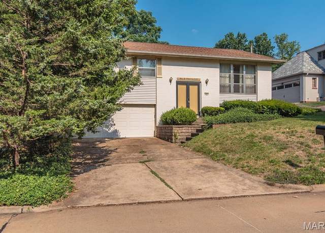Property at 2 Thorncliff Ln, Kirkwood, MO 63122, 4 beds, 2.5 baths