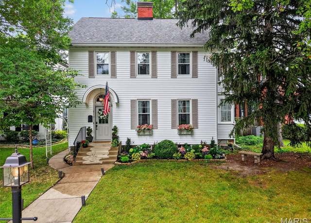 Property at 816 Monroe St, St Charles, MO 63301, 4 beds, 3.5 baths
