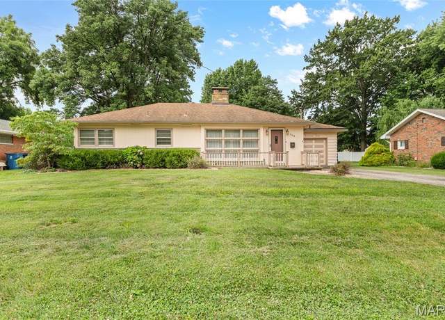 Property at 204 Crestwood Dr, Collinsville, IL 62234, 3 beds, 1.5 baths