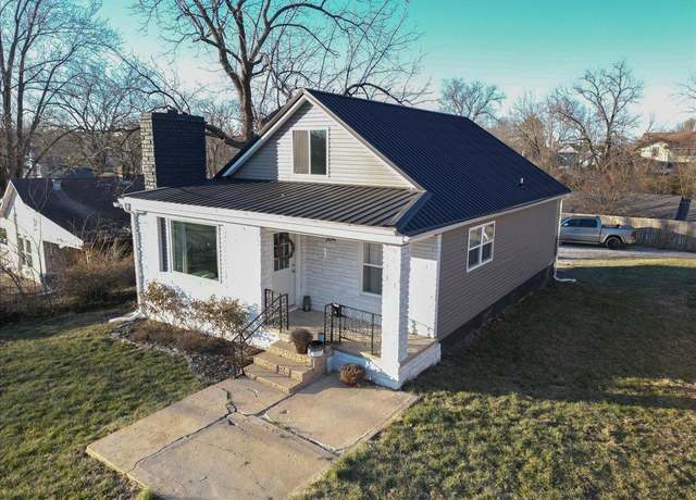 Property at 304 Center St E, Salem, MO 65560, 3 beds, 2 baths