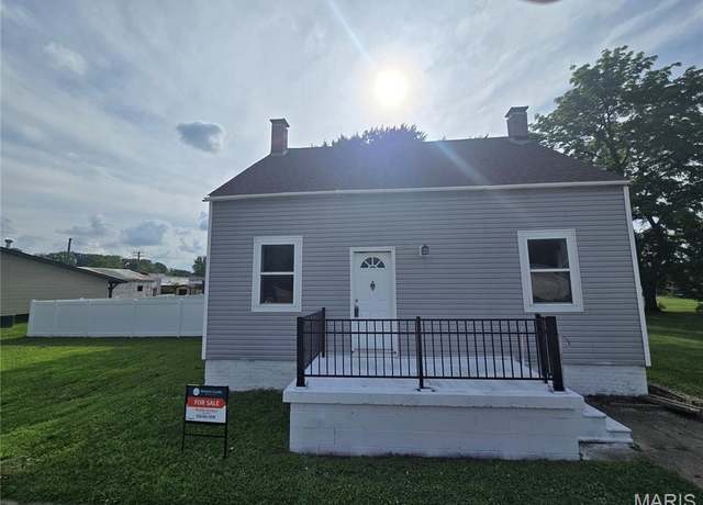 Property at 923 S High St, Belleville, IL 62220, 2 beds, 1 bath