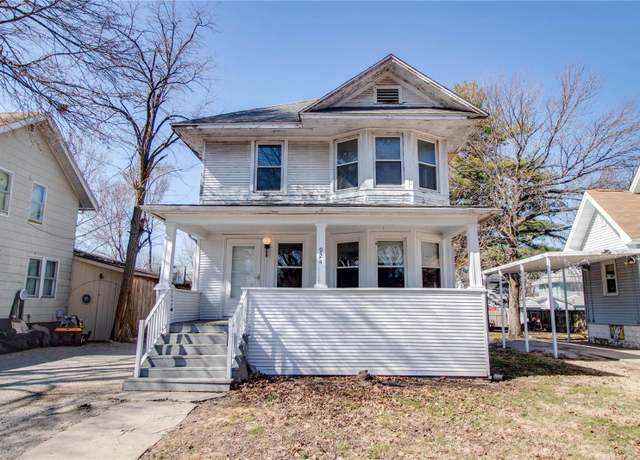 Property at 924 Johnson St, Carlinville, IL 62626, 3 beds, 1.5 baths