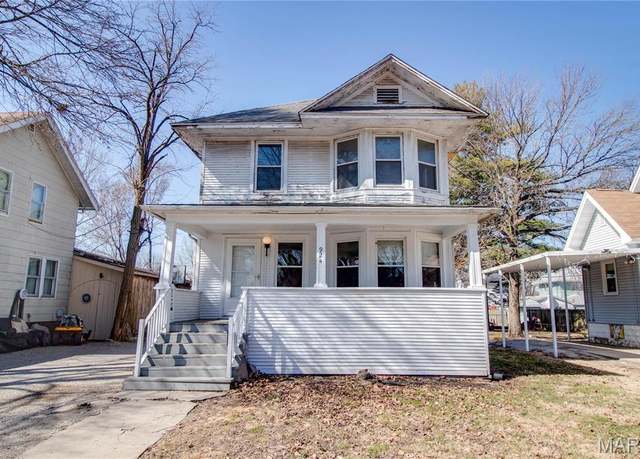 Property at 924 Johnson St, Carlinville, IL 62626, 3 beds, 1.5 baths