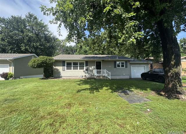 Property at 2010 W Hilltop Dr, Quincy, IL 62305, 4 beds, 2 baths