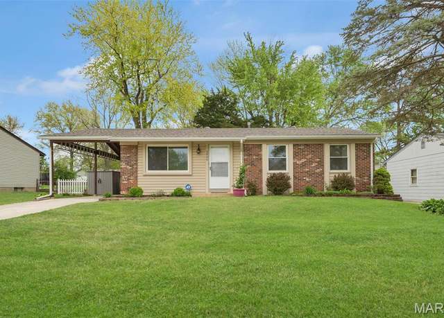 Property at 2866 Radnor St, St Charles, MO 63301, 2 beds, 2 baths