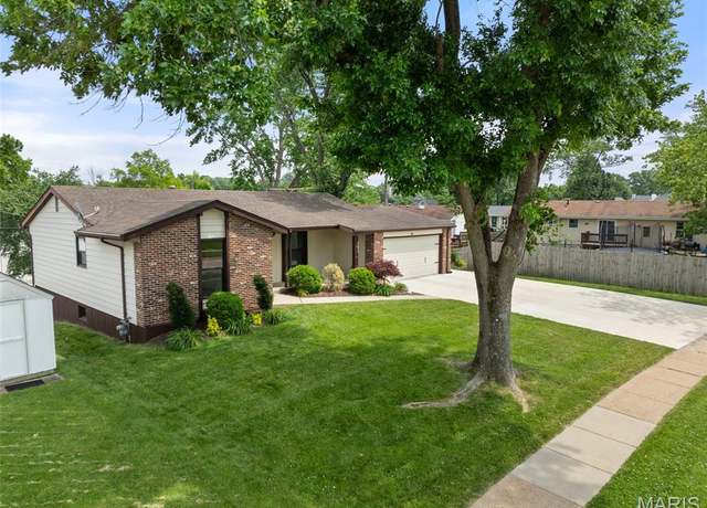 Property at 2224 Ben Clare Dr, Fenton, MO 63026, 3 beds, 2 baths