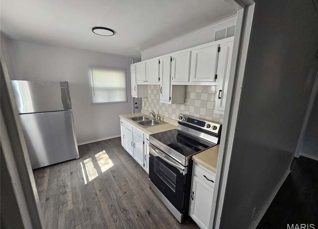 Property at 1150 Lilac Dr, Belleville, IL 62220, 2 beds, 1 bath