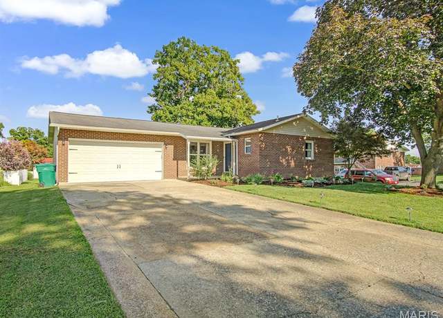 Property at 4 N Saint Johns Dr, Smithton, IL 62285, 3 beds, 3 baths