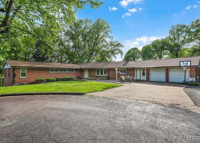 Property at 11 Wilshire St, East Alton, IL 62024, 5 beds, 3 baths