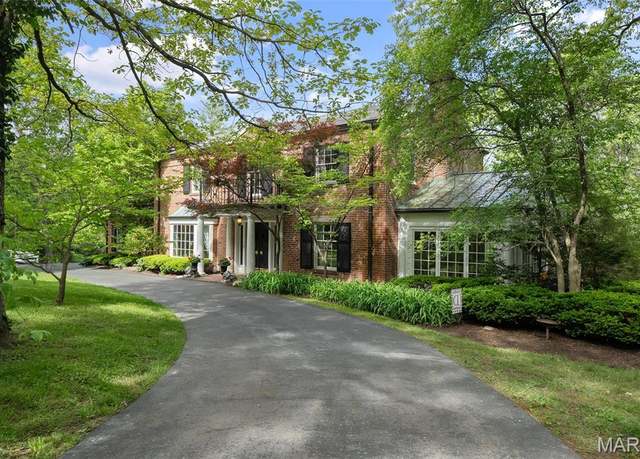 Property at 1 Oakleigh Ln, Ladue, MO 63124, 4 beds, 3.5 baths