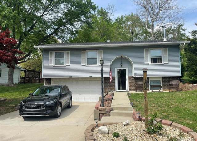 Property at 102 Creekside Dr, Collinsville, IL 62234, 3 beds, 1.5 baths