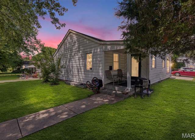 Property at 861 Pershing Blvd, East St Louis, IL 62203, 3 beds, 1.5 baths