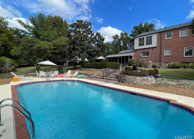 Property at 31 Berkshire Dr, St Louis, MO 63117, 3 beds, 3.5 baths