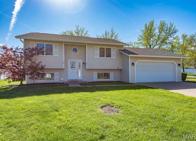 Property at 1 Summer Forest Ct, St Charles, MO 63304, 3 beds, 2 baths