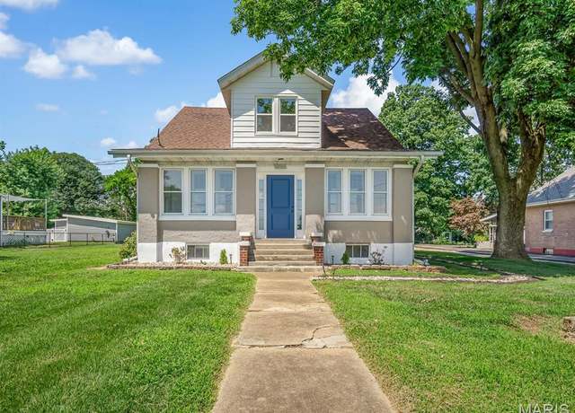 Property at 611 N Market St, Waterloo, IL 62298, 4 beds, 2.5 baths