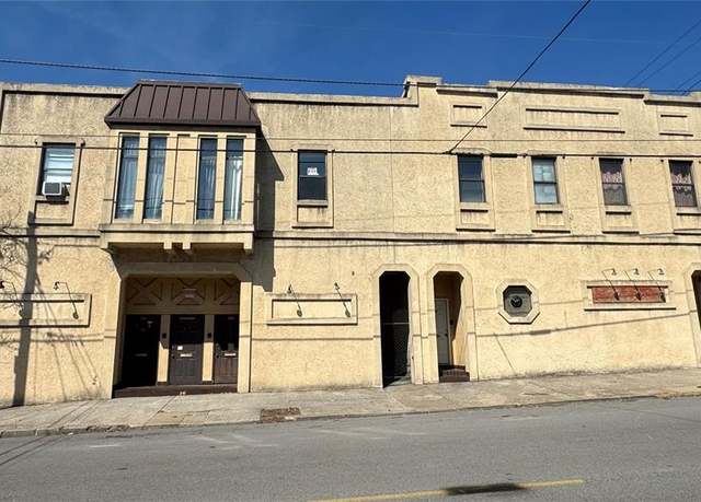 Property at 518 Ridge St, Alton, IL 62002, 9 beds, 5 baths