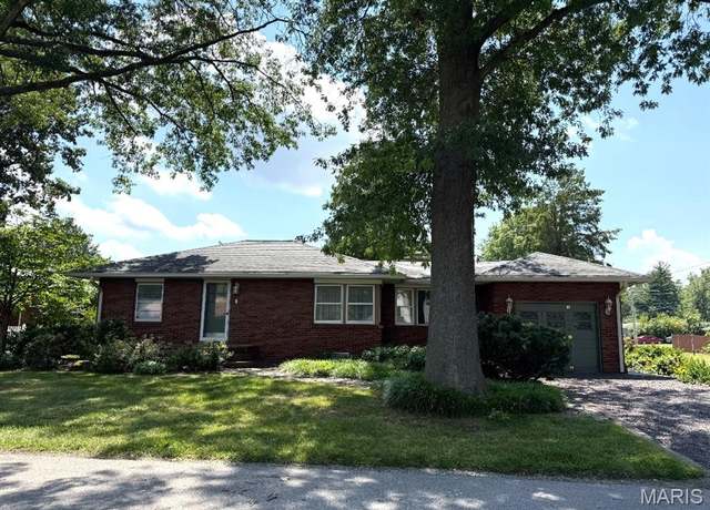 Property at 305 Nelder Dr, Godfrey, IL 62035, 2 beds, 2 baths