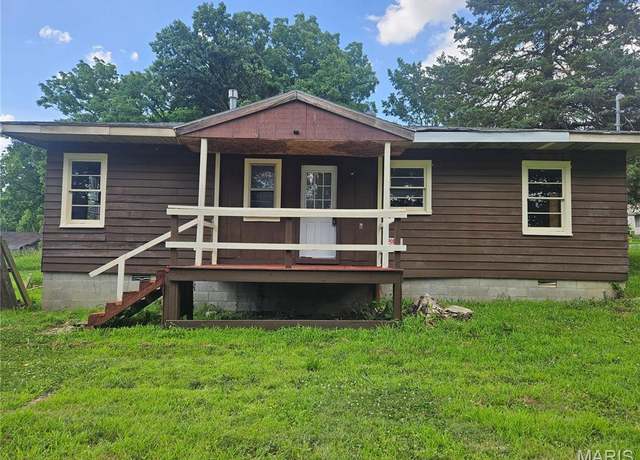 Property at 1102 College St, Cape Girardeau, MO 63703, 3 beds, 1 bath