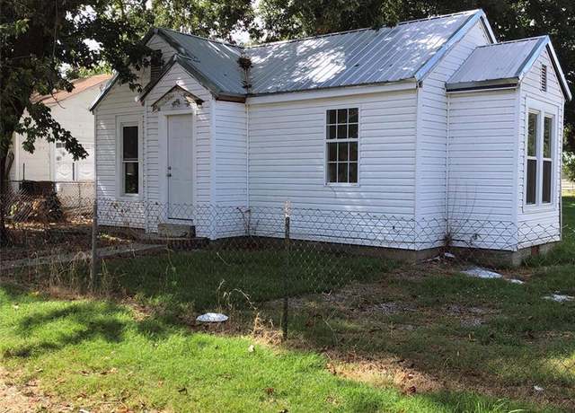 Property at 1411 Pine St, Dexter, MO 63841, 2 beds, 1 bath