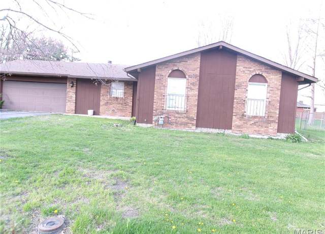 Property at 20 Triland Ct, Highland, IL 62249, 3 beds, 1.5 baths