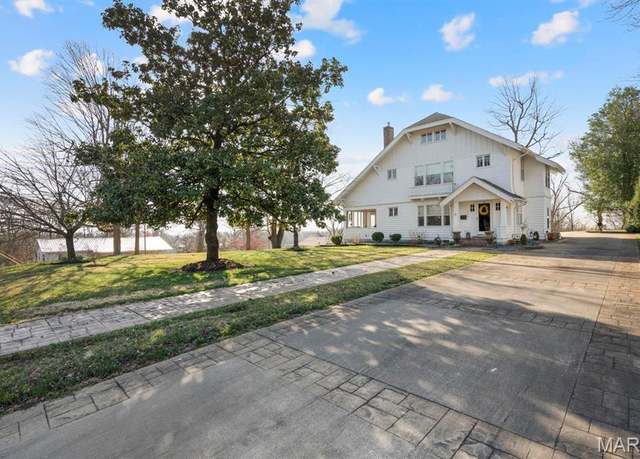 Property at 324 Vine St, Dexter, MO 63841, 4 beds, 2.5 baths