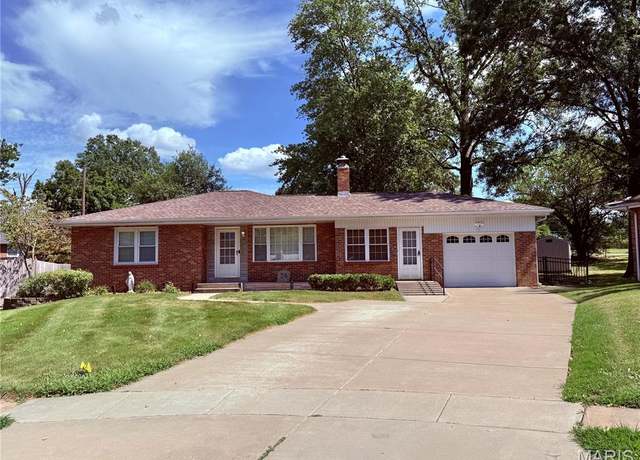 Property at 24 Valley Dr, Florissant, MO 63031, 3 beds, 2.5 baths