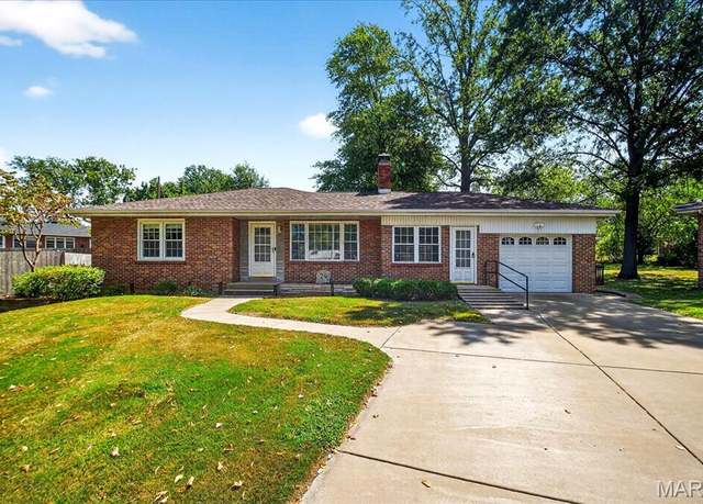 Property at 24 Valley Dr, Florissant, MO 63031, 3 beds, 2.5 baths