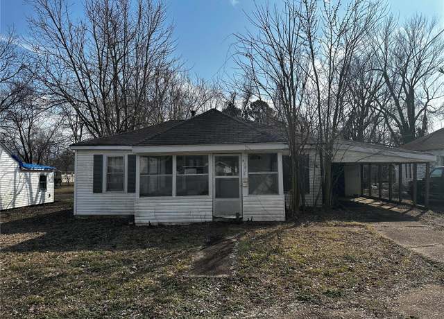 Property at 620 Dewey St, Poplar Bluff, MO 63901, 3 beds, 1 bath