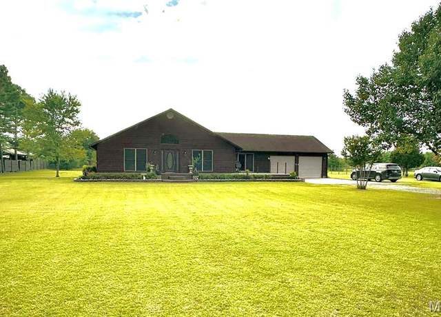 Property at 416 Dacus Dr, Sikeston, MO 63801, 3 beds, 2 baths