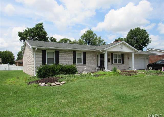 Property at 4570 De Lynn Dr, Granite City, IL 62040, 3 beds, 2 baths