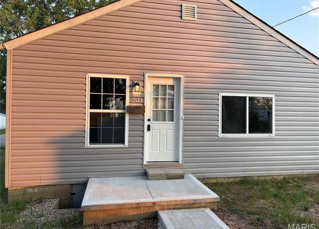 Property at 301 Howard Dr, Wentzville, MO 63385, 2 beds, 1 bath