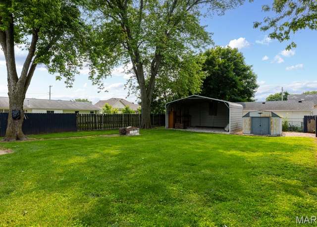 Property at 311 S Edwardsville St, Staunton, IL 62088, 3 beds, 2 baths
