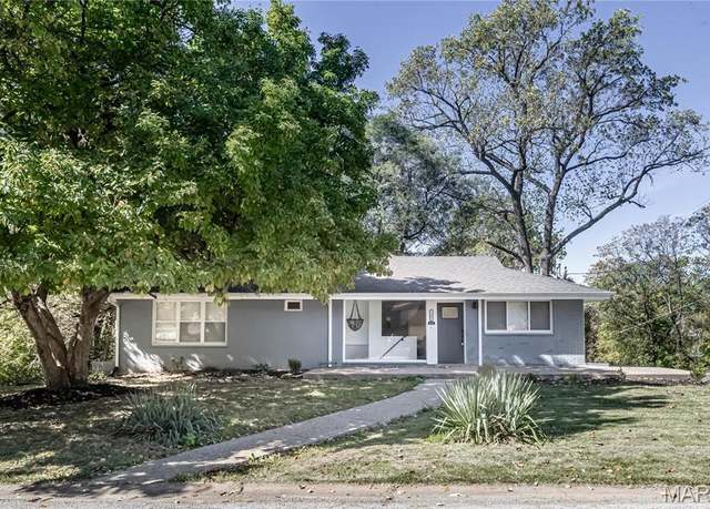 Property at 1101 W Parkedge Ln, St Louis, MO 63130, 3 beds, 3 baths
