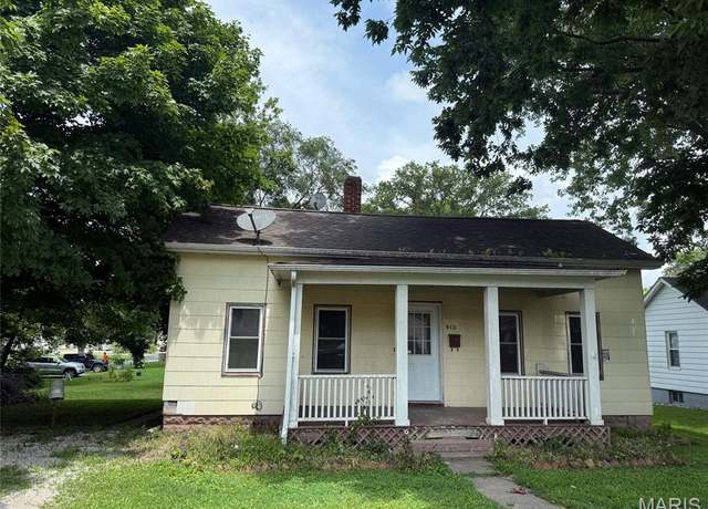 Property at 913 W Edwards St, Vandalia, IL 62471, 2 beds, 1 bath