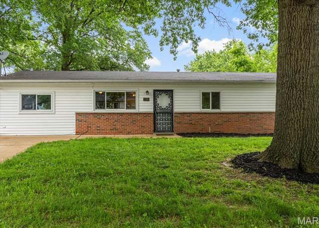 Property at 284 Ramsey Ln, Ballwin, MO 63021, 4 beds, 1 bath