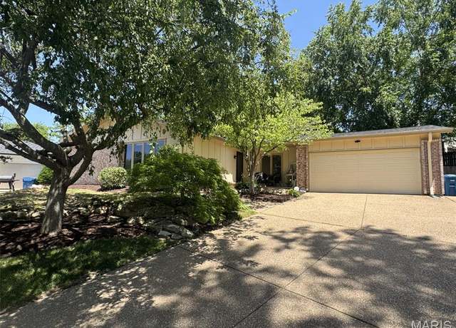 Property at 8 Greenbriar Ct, St Charles, MO 63301, 3 beds, 2.5 baths