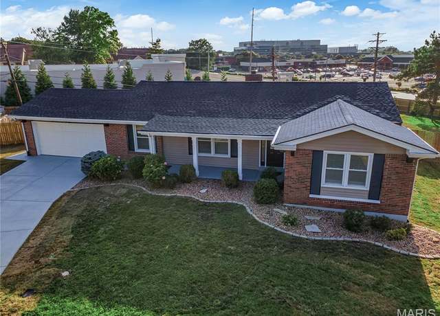Property at 9 Pittsfield Ct, Chesterfield, MO 63017, 4 beds, 3 baths