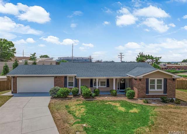 Property at 9 Pittsfield Ct, Chesterfield, MO 63017, 3 beds, 3 baths