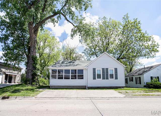 Property at 303 S Mcgill, Jerseyville, IL 62052, 3 beds, 1 bath