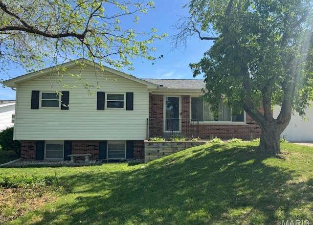 Property at 2416 Mayer Dr, St Charles, MO 63301, 3 beds, 2.5 baths