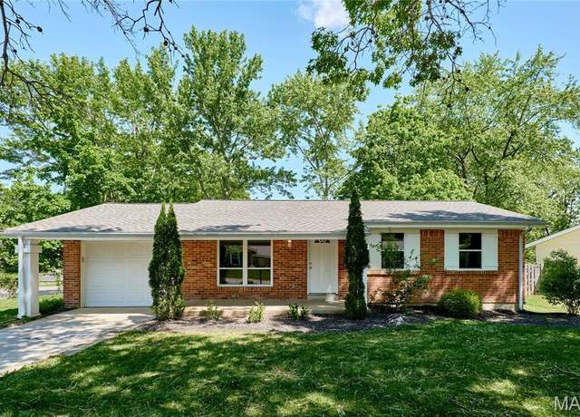 Property at 697 Woodrun Ct, Ballwin, MO 63021, 3 beds, 2 baths