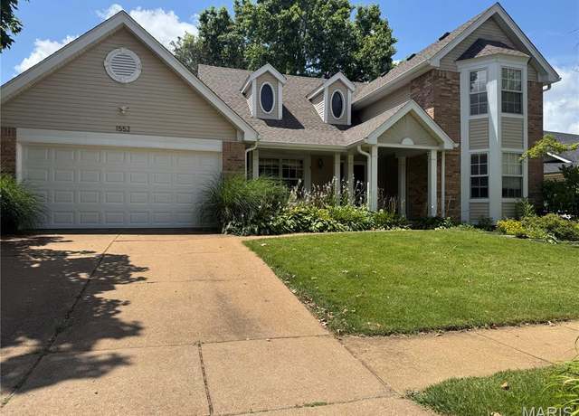 Property at 1552 Oakglen Dr, Fenton, MO 63026, 5 beds, 3.5 baths