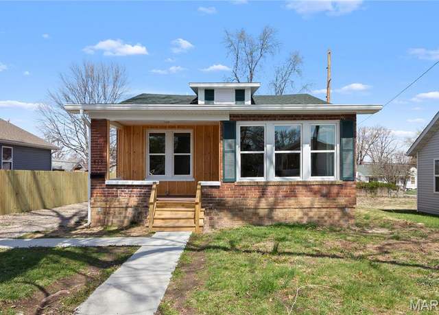 Property at 915 E Lorena Ave, Wood River, IL 62095, 3 beds, 1 bath