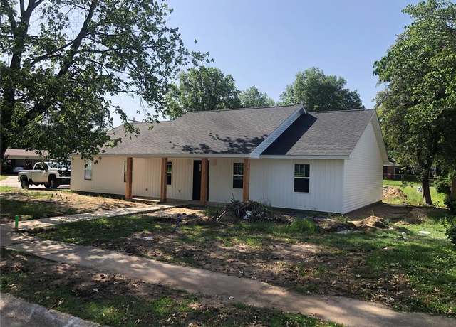 Property at 717 Hickory Dr, Sikeston, MO 63801, 3 beds, 2 baths