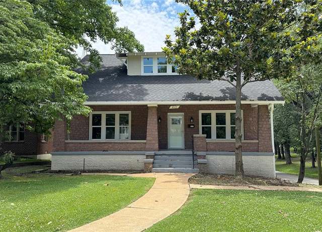 Property at 815 N Main St, Poplar Bluff, MO 63901, 4 beds, 3 baths