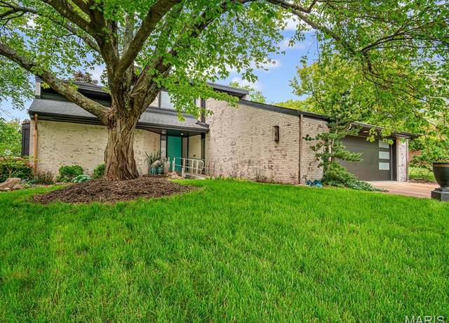 Property at 201 S Fairway Dr, Belleville, IL 62223, 3 beds, 2.5 baths