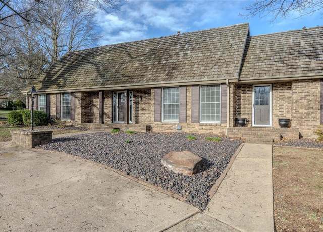 Property at 460 Sunset Dr, Lebanon, MO 65536, 5 beds, 4 baths