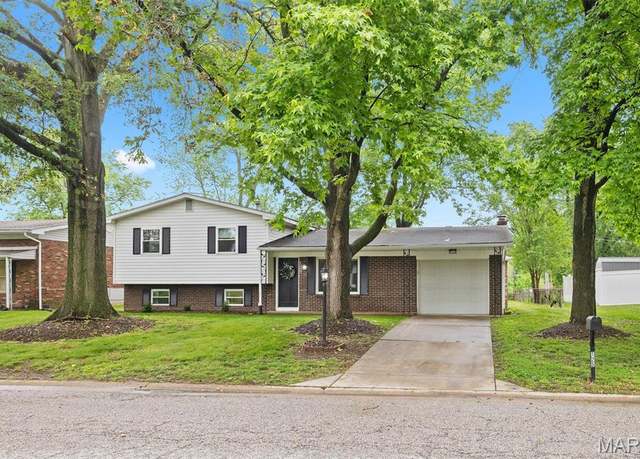 Property at 125 Chateau Dr, Fairview Heights, IL 62208, 4 beds, 2 baths