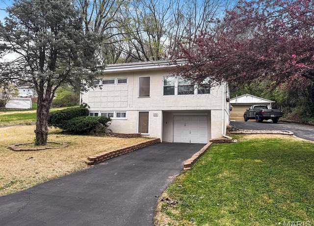 Property at 404 Hillside Dr, Collinsville, IL 62234, 3 beds, 2 baths